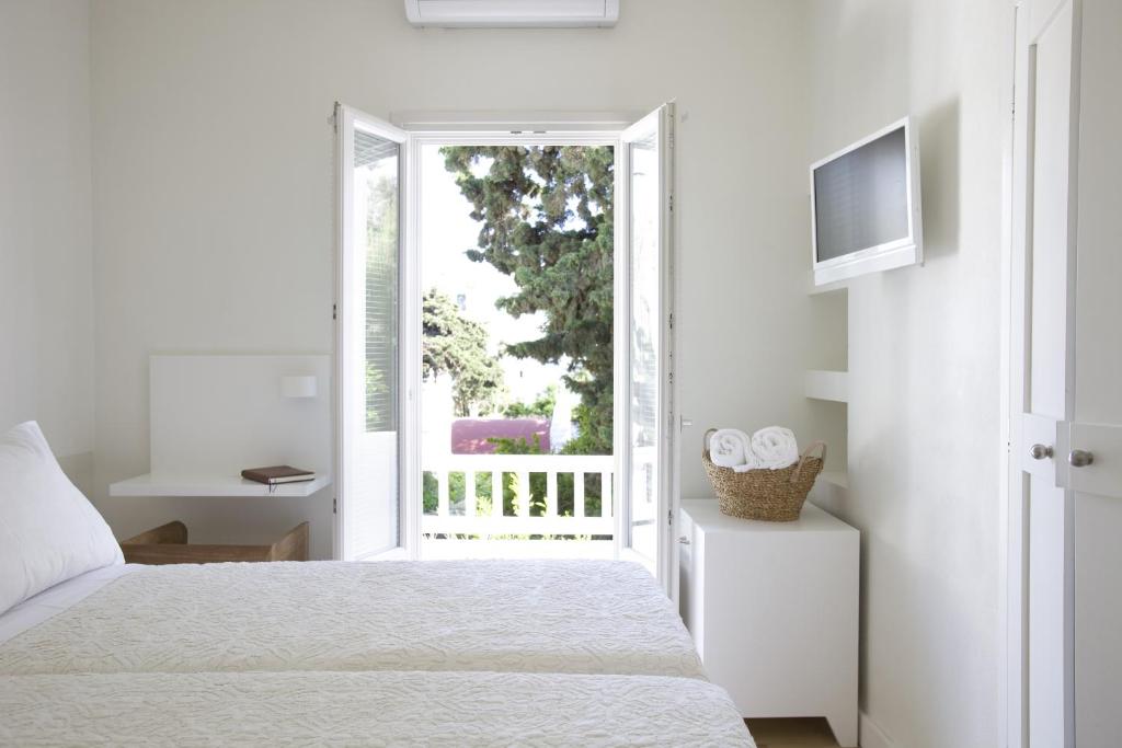 米克诺斯城特瑞马里亚酒店的白色的卧室设有床和窗户