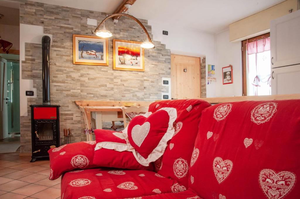 圣博沃Casa Fiore CIPAT 22038的客厅配有红色沙发及心形枕头