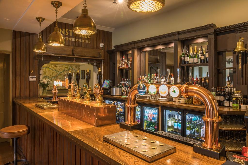 安斯蒂福克斯旅馆的酒吧设有装有酒精饮料的木柜台