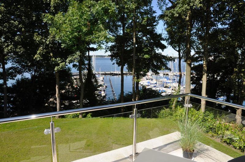 海肯多夫Villa Bellevue II的享有水体景致的阳台
