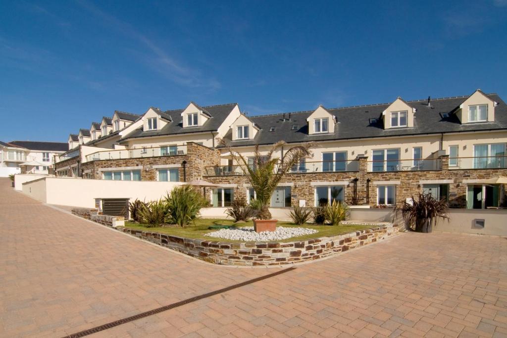 圣梅尔林BEACHSIDE SPACIOUS apartment, private garden的一座拥有许多窗户的大型砖砌建筑