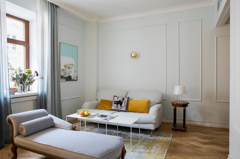 利沃夫莱奥波利斯酒店的客厅配有沙发和桌子