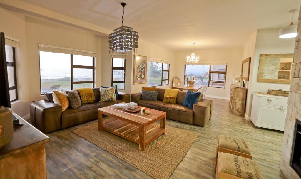 斯瓦科普蒙德Beachfront Apartment @ Morleenpark unit 11的客厅配有沙发和桌子