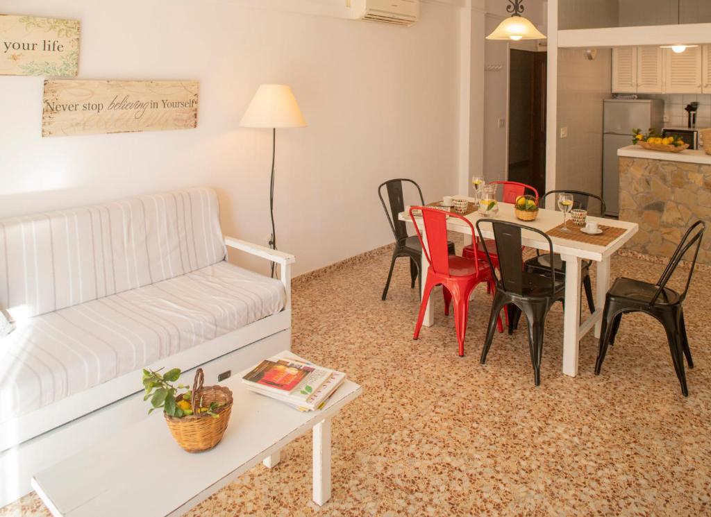 圣费兰-德瑟斯罗Sa Barda - Formentera Break的客厅配有沙发和桌椅