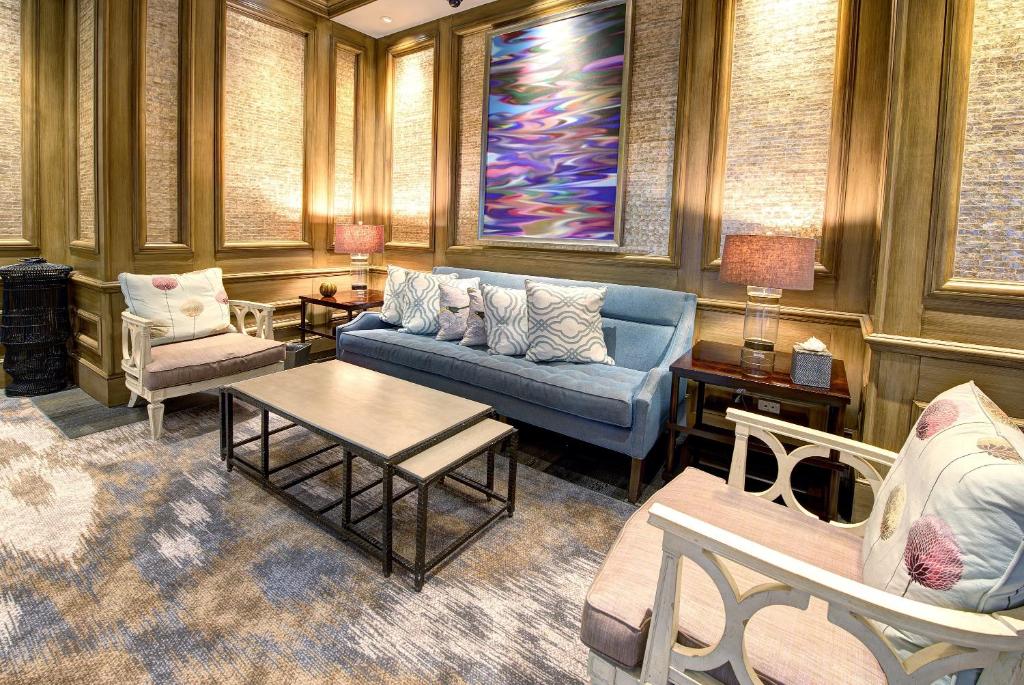 比洛克西Beau Rivage Resort &amp; Casino的客厅里有一张蓝色的沙发和椅子