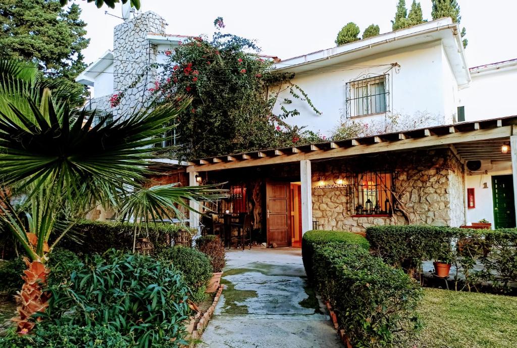 多列毛利诺斯Hostal Boutique Los Geranios del Pinar的一座带花园和庭院的房子