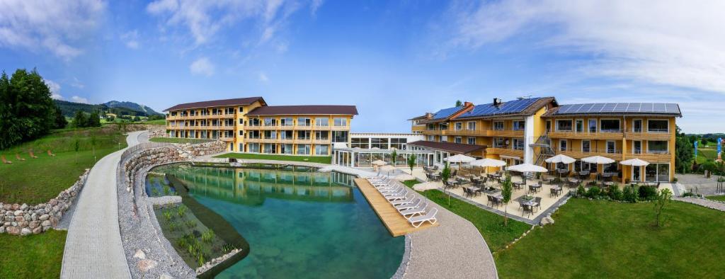 内森尔旺尼瑟尔万格酒店的享有带游泳池的度假村的空中景致