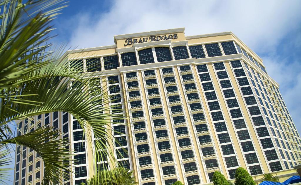 比洛克西Beau Rivage Resort &amp; Casino的一座顶部有标志的大楼