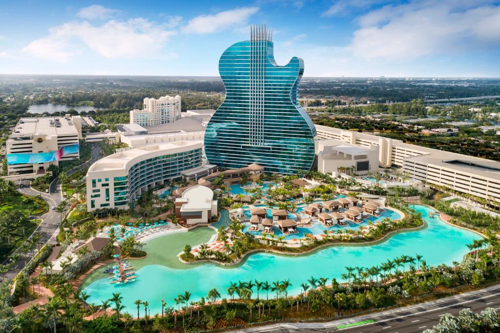 劳德代尔堡The Guitar Hotel at Seminole Hard Rock Hotel & Casino的吉他度假村和赌场的空中景观