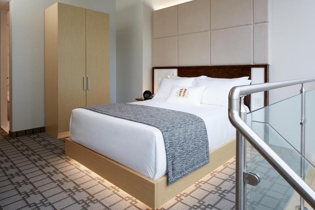 蒙特利尔芒特斯蒂芬酒店的一间带白色床的卧室和一个阳台