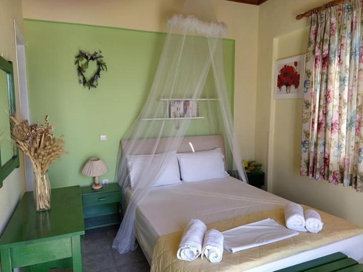 瓦西利基Queen Bay studios的一间卧室配有一张带蚊帐的床