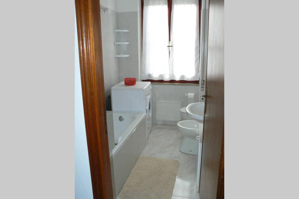 卡尔博尼亚Mariangela's Home的白色的浴室设有卫生间和水槽。