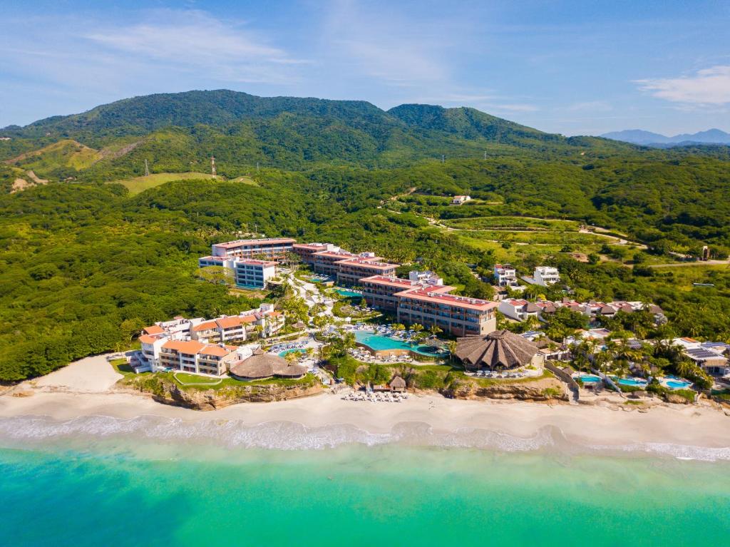 蓬塔米塔Armony Luxury Resort & Spa All Inclusive Adults-Only a Marival Collection的海滩上的度假村的空中景致