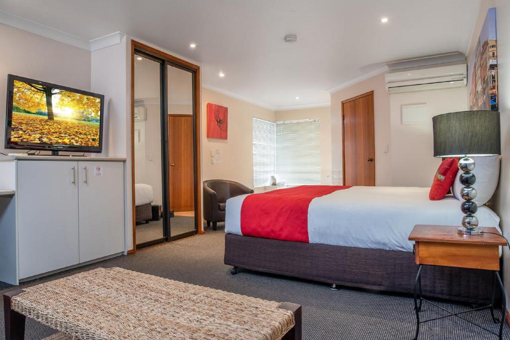 布里斯班阿斯普雷卡尔瑟尔汽车旅馆的配有一张床和一台平面电视的酒店客房