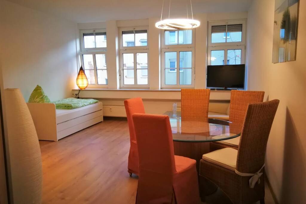 纽伦堡Apt next to Nuremberg central-station, Fair 10min的客厅配有桌椅和沙发
