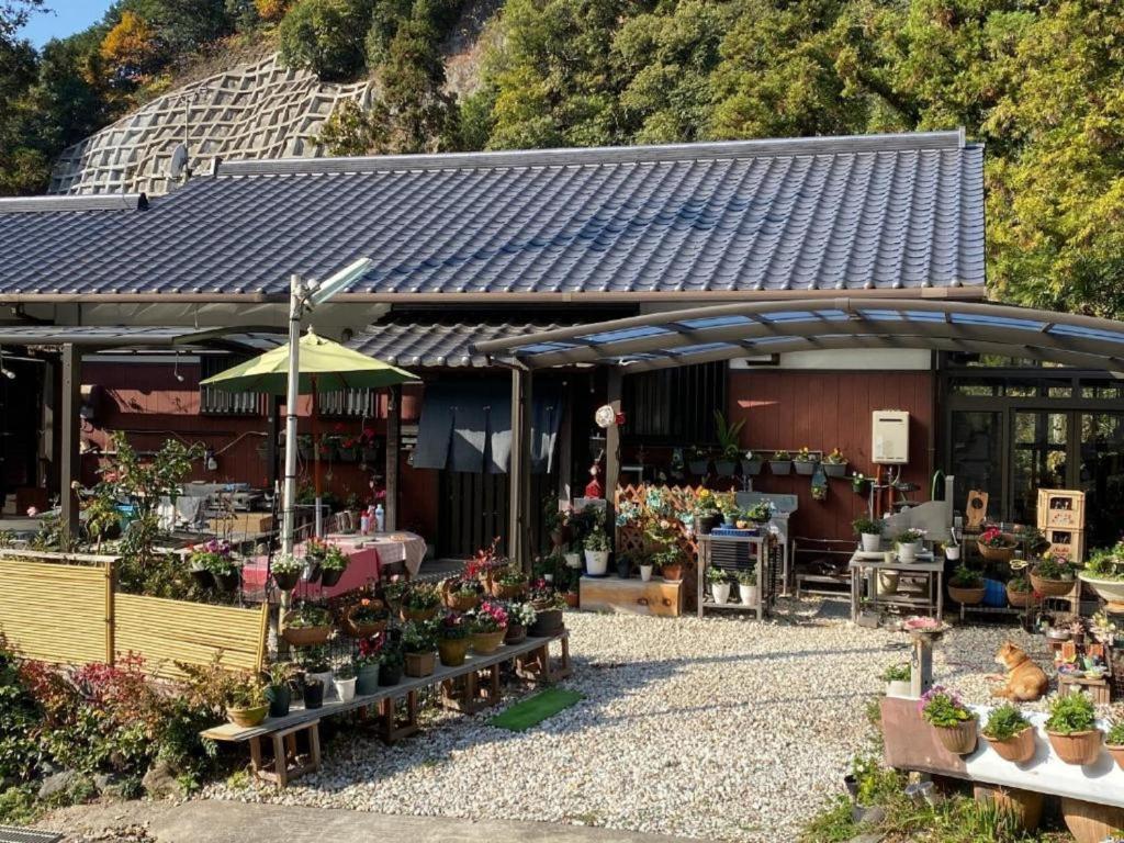 西条市Tsugoe's House Villa / Vacation STAY 74618的花园中心,种植着鲜花和植物