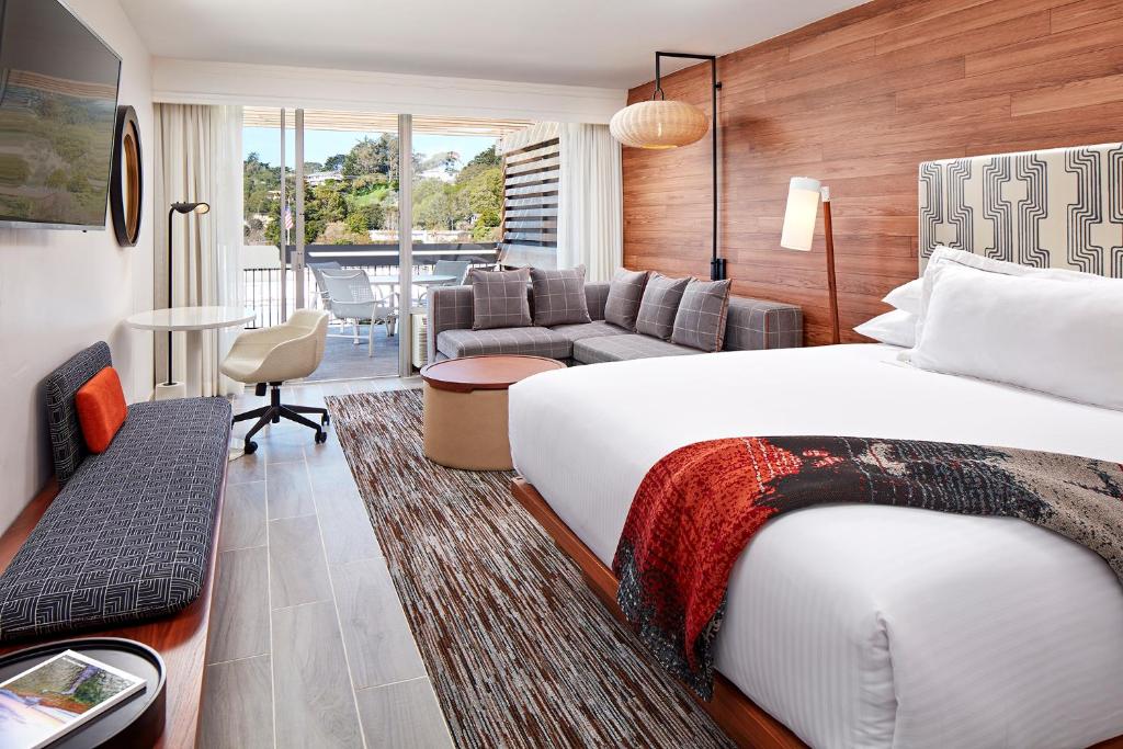 卡梅尔Carmel Mission Inn的酒店客房设有床和客厅。