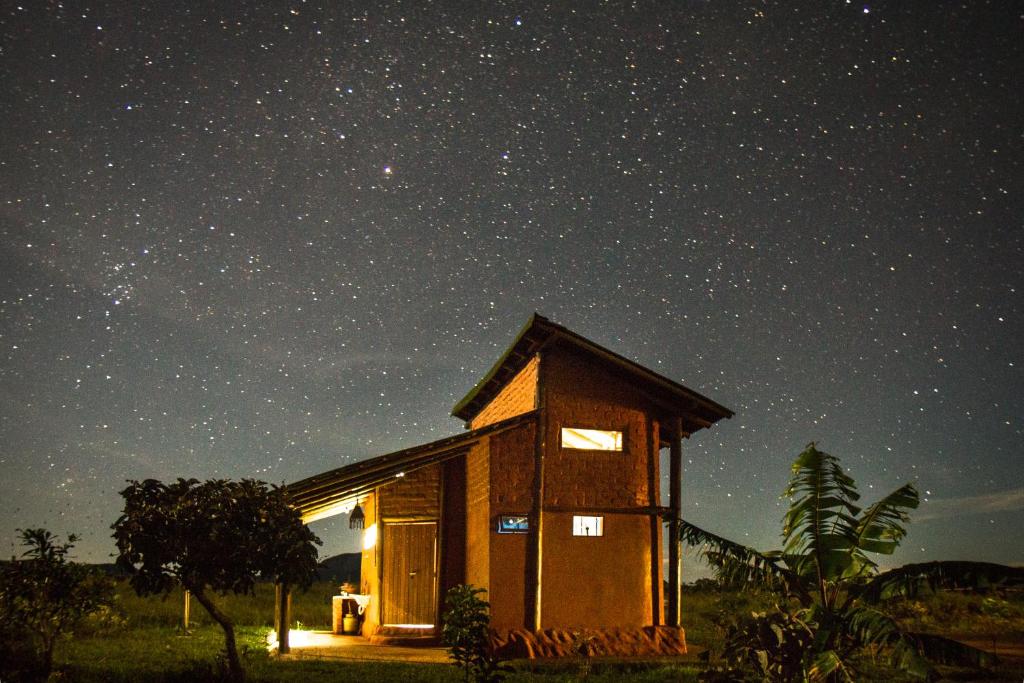 戈亚斯州上帕莱索Raizando Ecologia Humana的夜空下的小房子