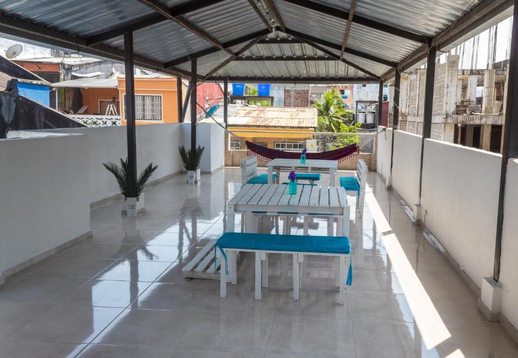 基布多Apartamento amoblado的一座带桌子和长凳的庭院