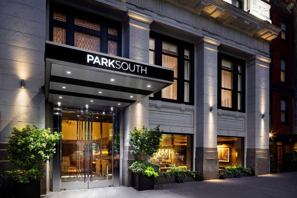 纽约Park South Hotel, part of JdV by Hyatt的公园南楼前的商店