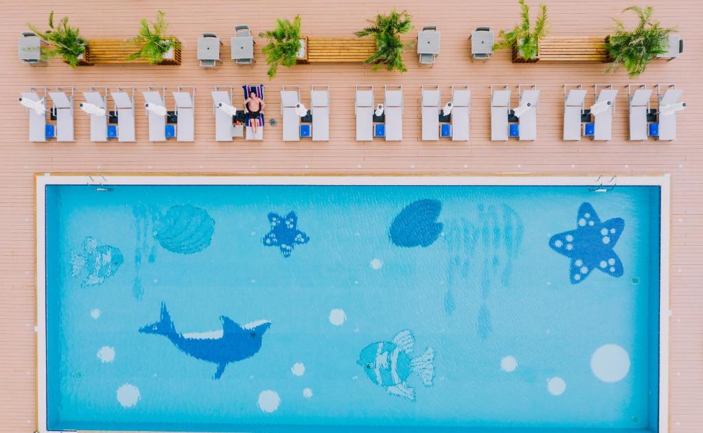 南迪Nalagi Hotel的墙上挂着鲸鱼和鱼的标志