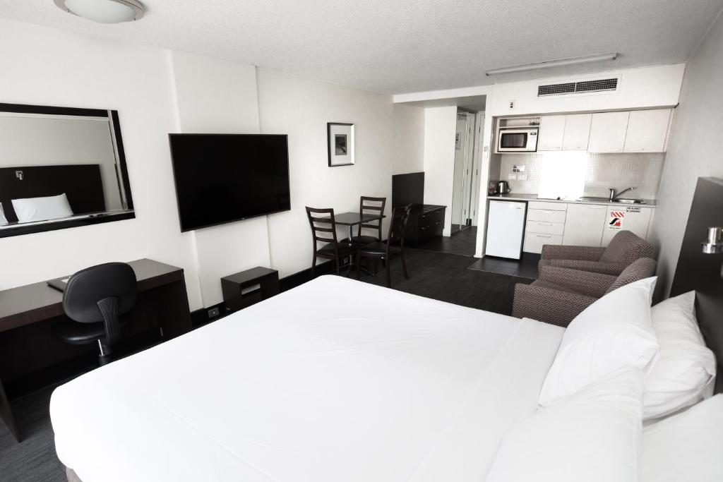 霍巴特St Ives Apartments的酒店客房带一张床和一个厨房