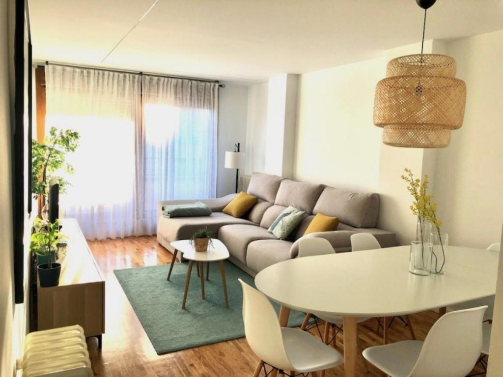 奥利特Apartamento Turístico El Enclave的客厅配有沙发和桌子