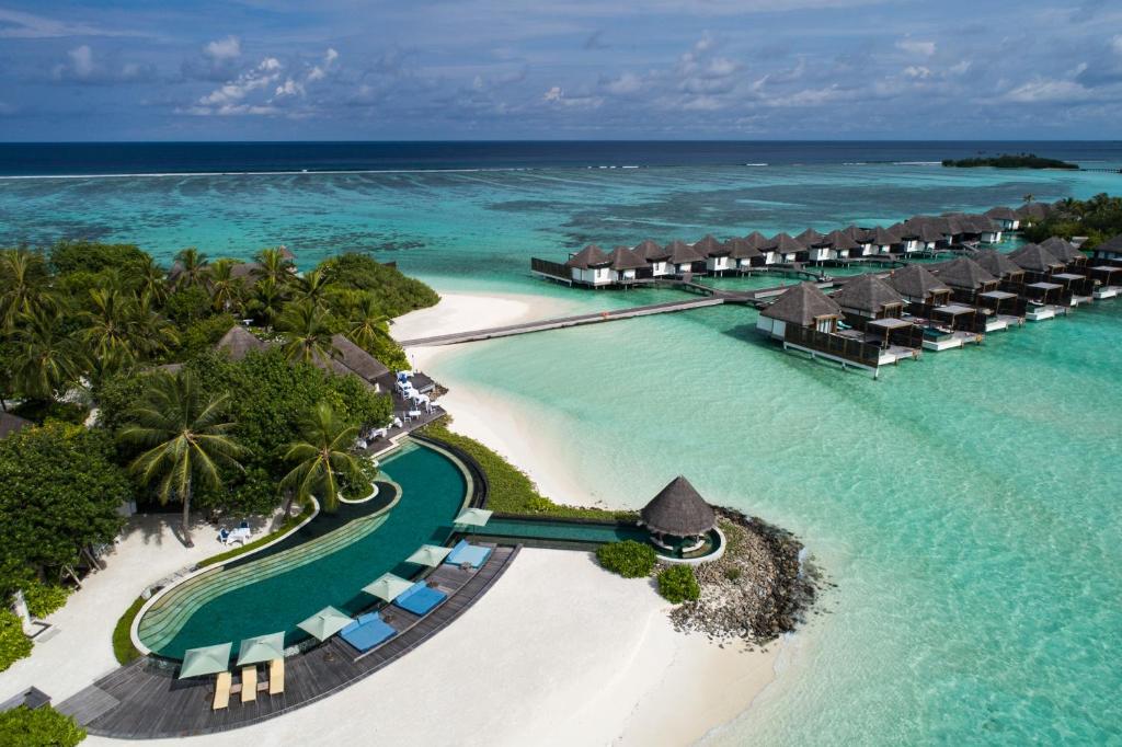 北马累环礁马尔代夫库达胡拉四季酒店的蓬塔卡纳高级度假村享有海滩的空中景致