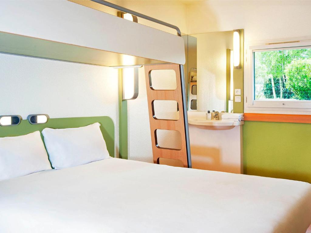 贝尔福中心宜必思快捷酒店客房内的一张或多张双层床