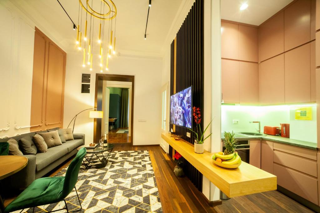克卢日-纳波卡马太考尔温公寓的带沙发、电视和桌子的客厅
