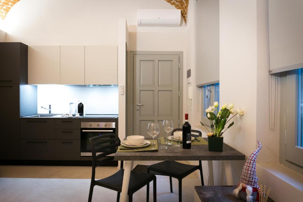 卡萨莱蒙费拉托Mameli Comfort的厨房以及带桌椅的用餐室。