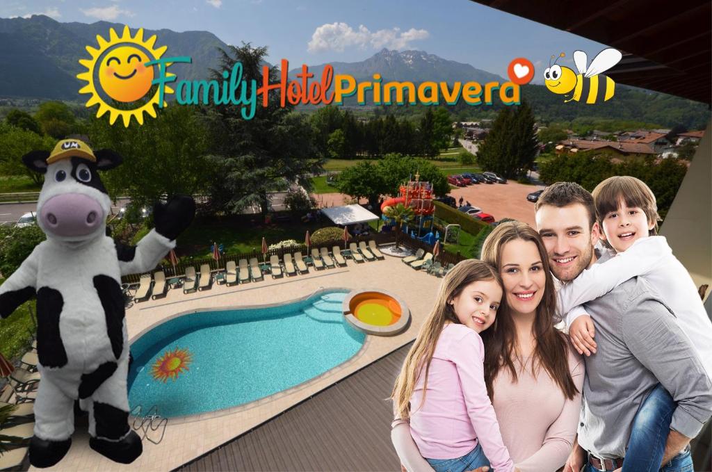 莱维科特尔梅春天家庭旅馆的一家在度假村游泳池前摆姿势的家庭