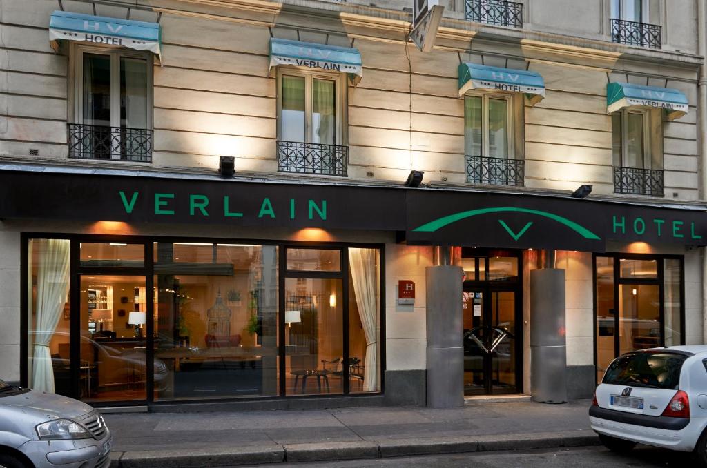 巴黎韦尔朗酒店的酒店外墙,标有酒店标志