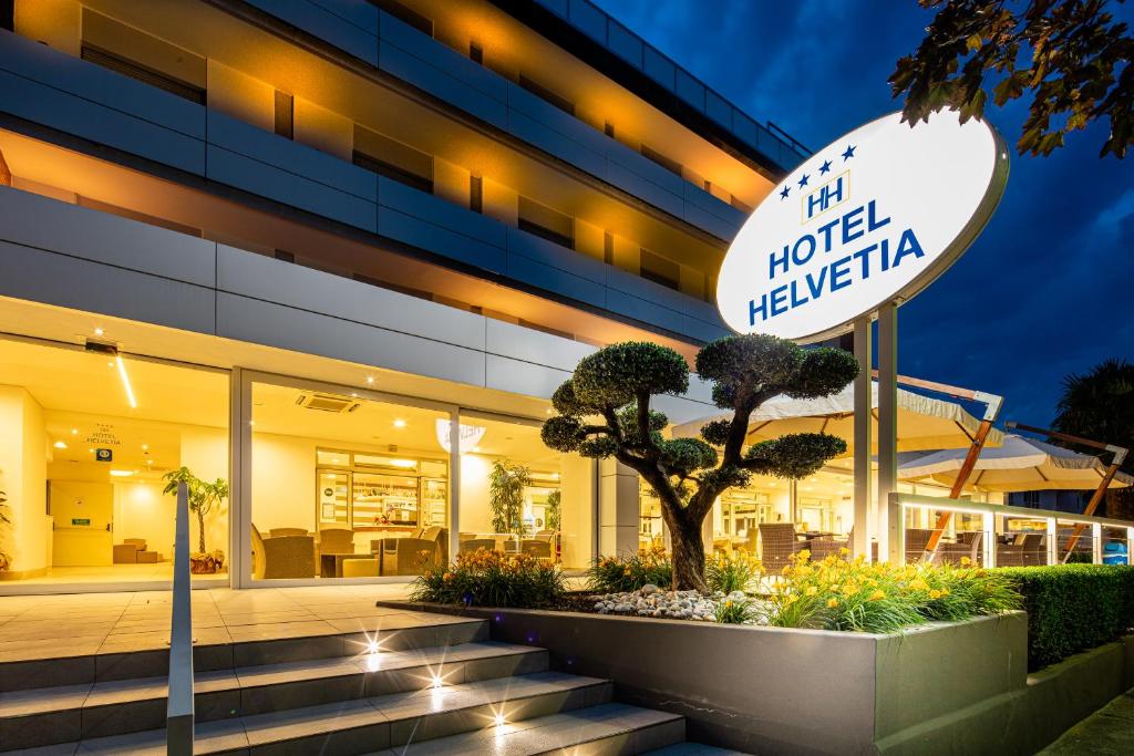 利尼亚诺萨比亚多罗Hotel Helvetia的大楼前的酒店迎宾标志