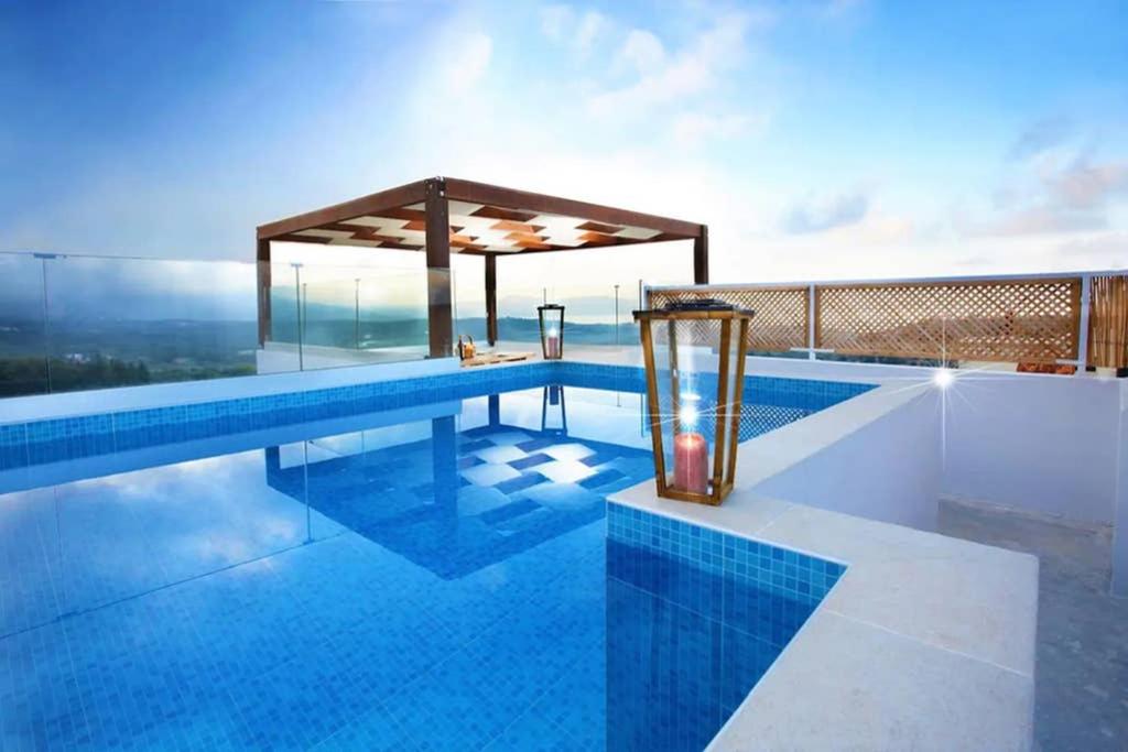 埃皮斯科皮·罗希姆诺Villa Archontiki, with rooftop pool and stunning panoramic views!的一座带凉亭的游泳池,位于一座建筑的顶部