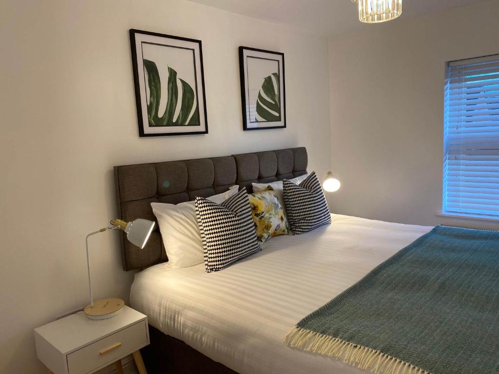 圣海伦斯Womack Lodge的一间卧室配有一张大床和两个枕头