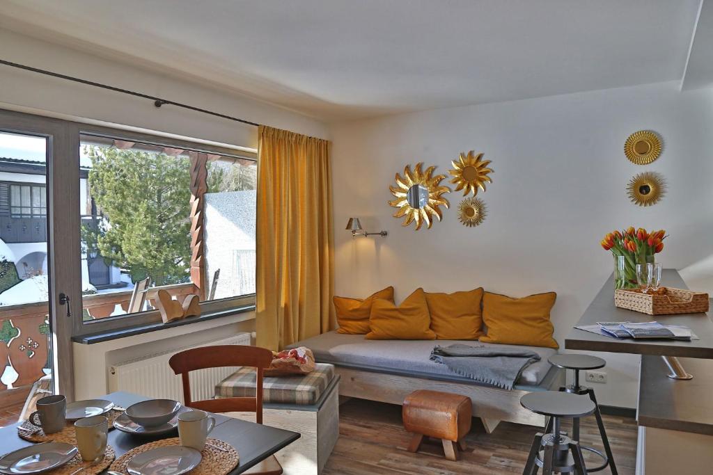 格赖瑙Das Schönanger Ferienwohnungen的带沙发和窗户的客厅