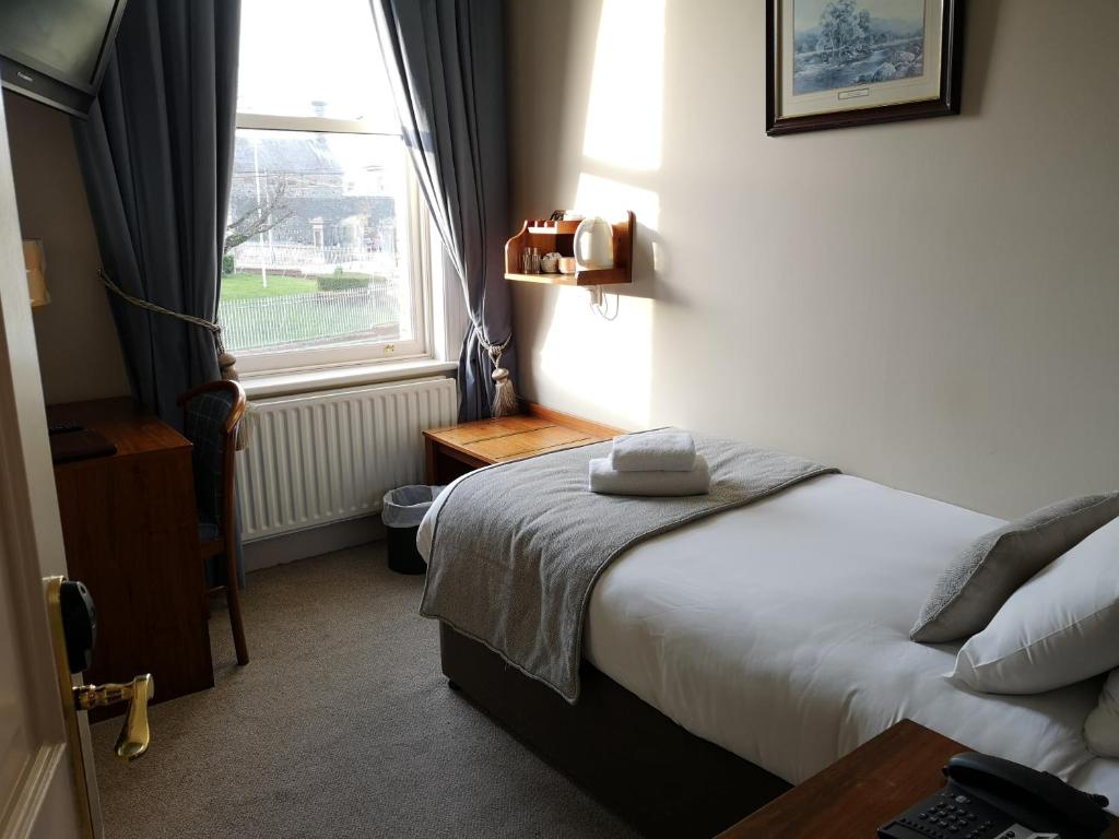 邓多克格伦加特之家旅馆的酒店客房设有床和窗户。