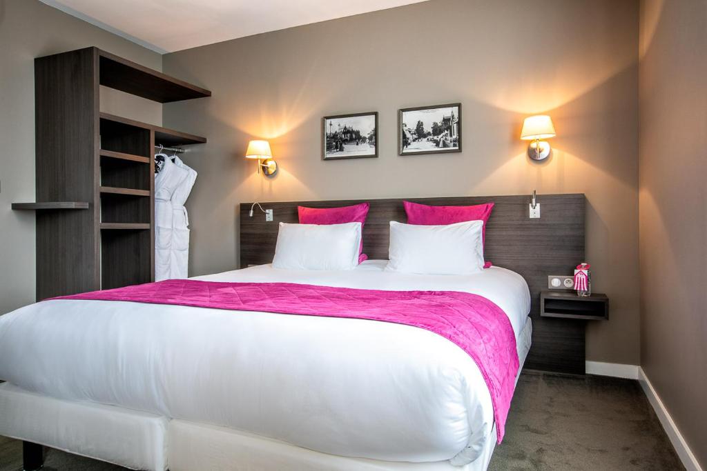 拉波勒斯涛特尔杜纳酒店的一间卧室配有一张带粉色毯子的大床