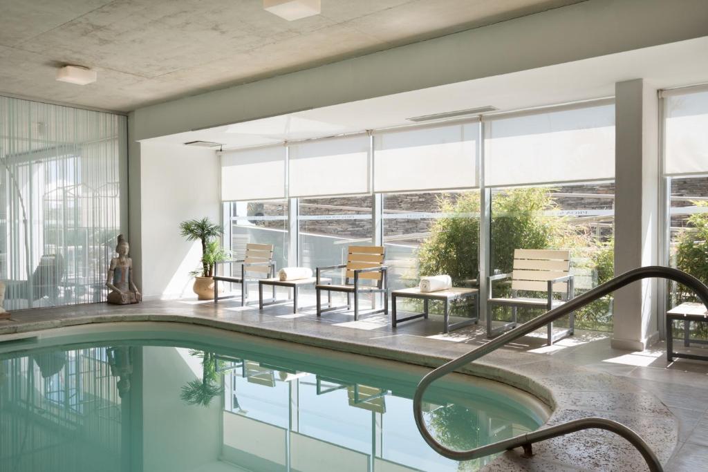 拉帕洛马UY普罗阿苏尔酒店的一座带游泳池和庭院的房子