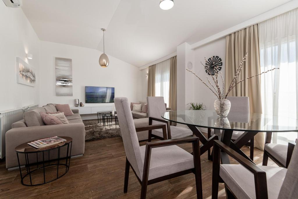 马卡尔斯卡Iva Apartment的客厅配有玻璃桌和沙发