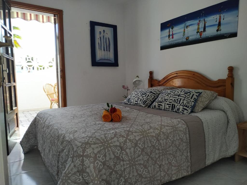 马赫Apartamentos Playa Honda的一间卧室配有一张带两个南瓜的床。
