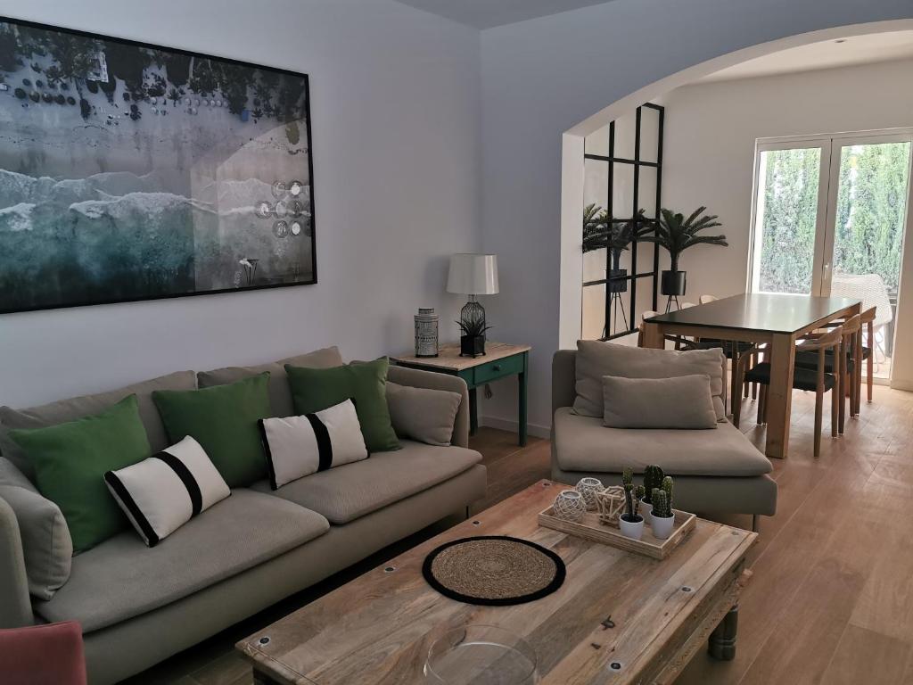 波连萨港Villa Bahía的客厅配有沙发和桌子