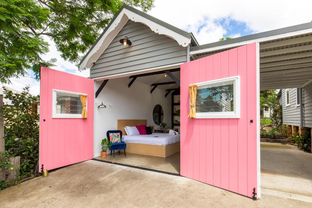 诺拉Nowra Studio Barn的卧室内的粉红色棚子和床