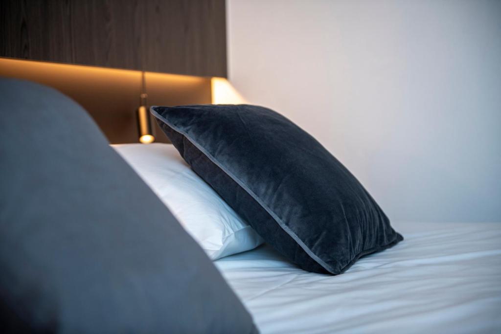 迪克斯梅德帕克斯酒店的床上的黑色枕头