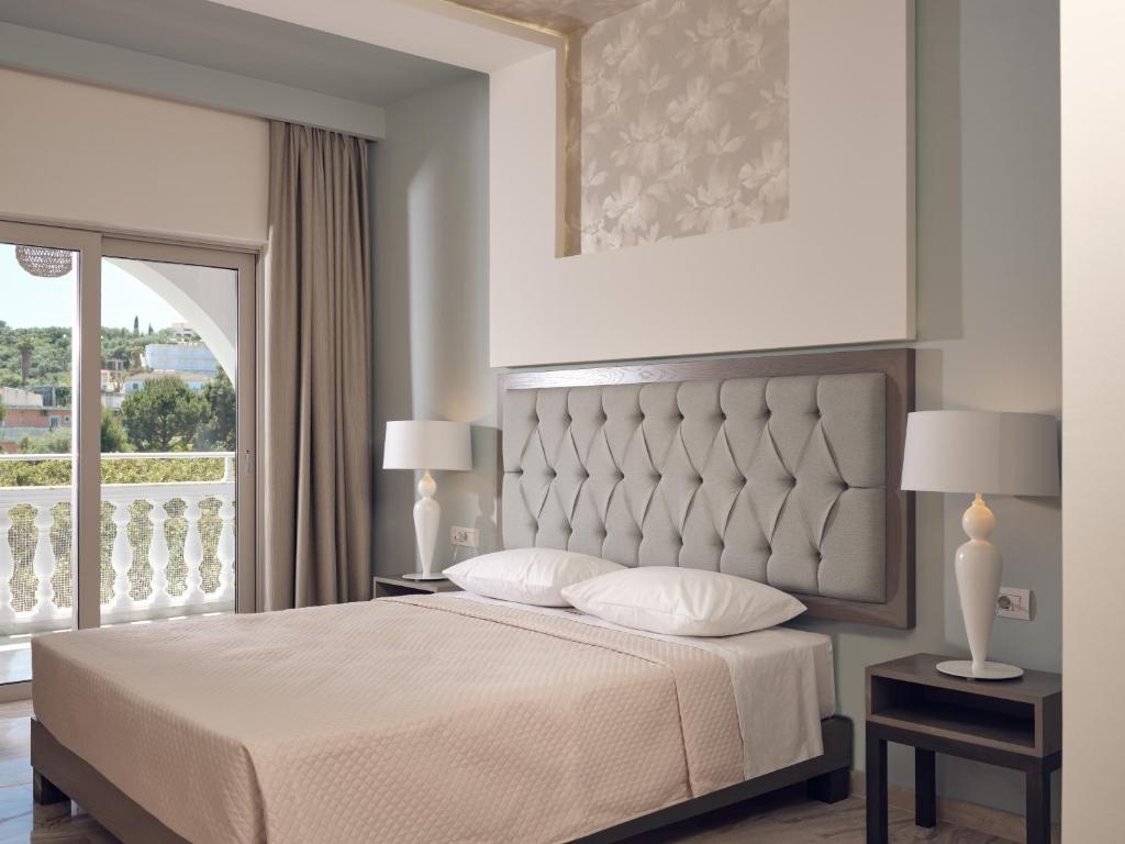 蒂锡利维马佛利亚斯科姆普莱克斯酒店的一间带大床的卧室和一个阳台