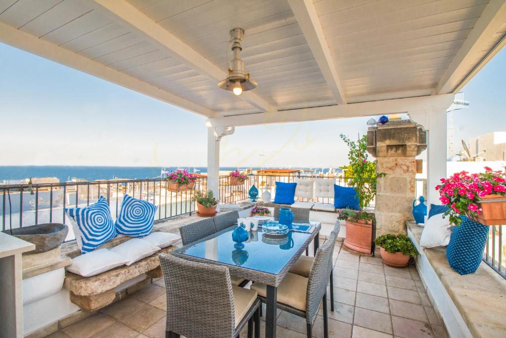 滨海波利尼亚诺Trulli&Dimore - Casa Reina的阳台的天井配有桌椅