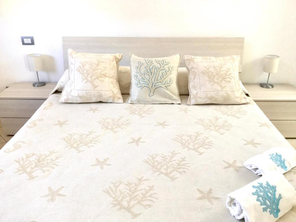 里奥马里纳贝伦妮丝公寓的卧室配有带枕头的大型白色床