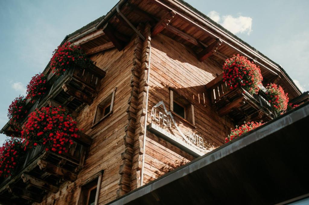 瓦尔迪登特罗阿尔本小屋酒店的花盒旁边的建筑
