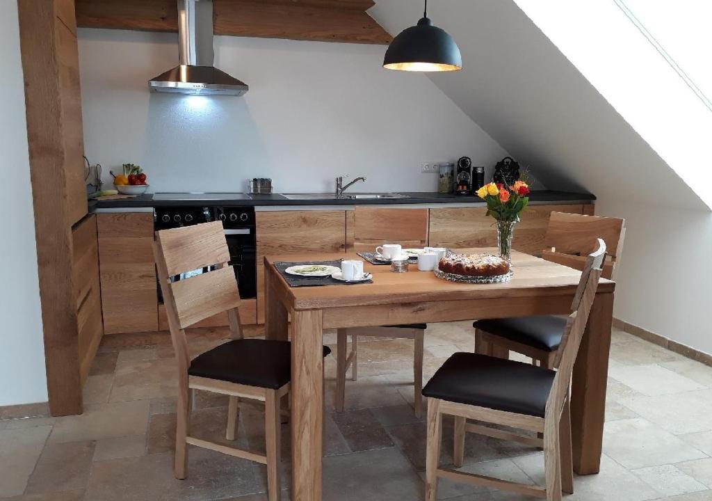 吉尔兴Landhof Sedlmair的厨房配有木桌和椅子
